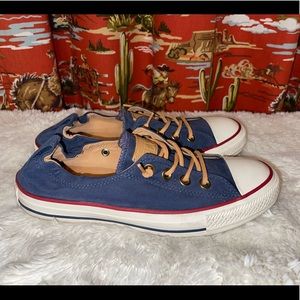 🌺 Ladies Awesome CONVERSE shoes. Size 8. 🌺